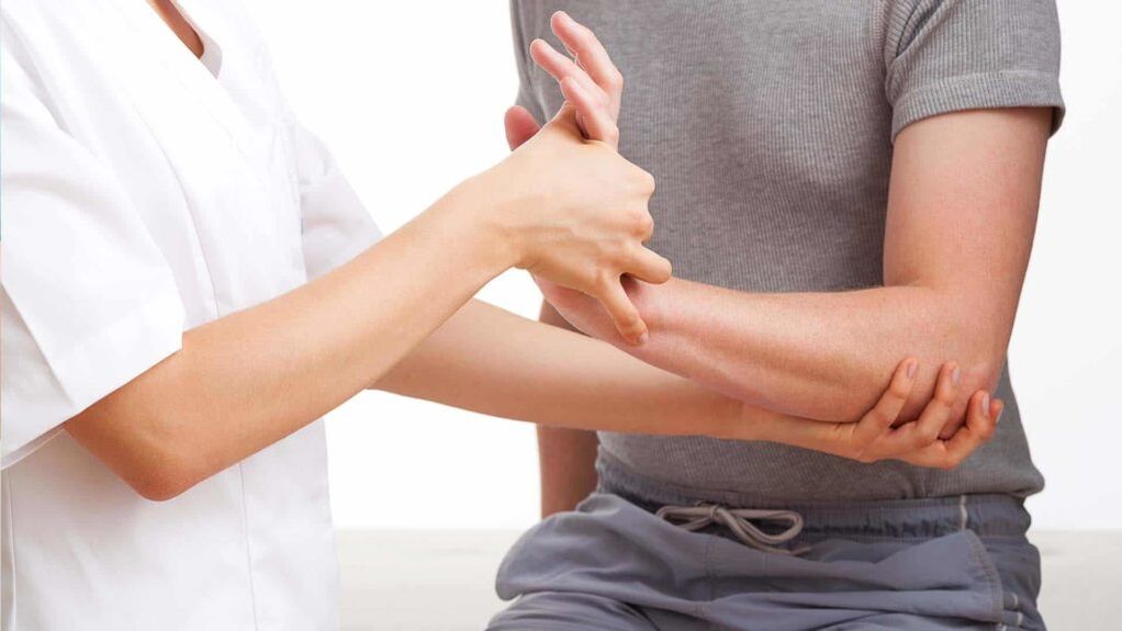 médecin examinant une main souffrant d'arthrite